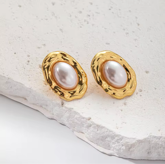 Elizabeth Pearl Stud Earrings