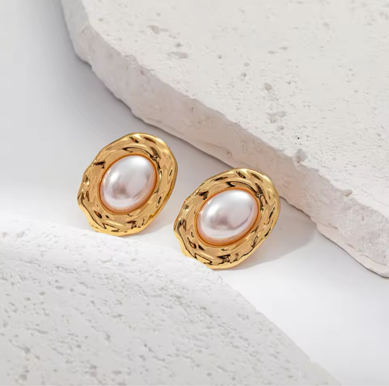 Elizabeth Pearl Stud Earrings